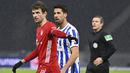 Pada pertengahan musim 2020/2021, tepatnya 1 Februari 2021 Sami Khedira resmi hijrah ke Hertha Berlin. Debutnya langsung terjadi saat jumpa Bayern Munchen dengan kekalahan 0-1. (AFP/John MacDougall)