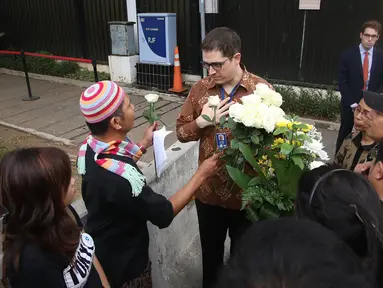 Aktivis Gerakan Keberagaman Seksualitas Indonesia (GKSI) memberikan karangan bunga kepada staf Kedubes AS di Jakarta, Selasa (14/6). (Liputan6.com/ Immanuel Antonius)