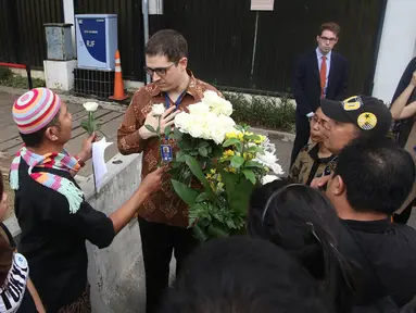 Aktivis Gerakan Keberagaman Seksualitas Indonesia (GKSI) memberikan karangan bunga kepada staf Kedubes AS di Jakarta, Selasa (14/6). (Liputan6.com/ Immanuel Antonius)