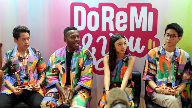 Devano dan Naura bersama pemain film Doremi & You