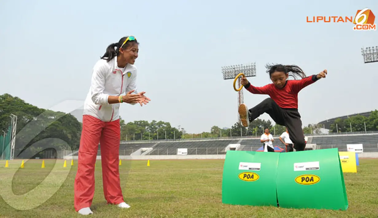 Pelari nasional Dedeh Erawaty mendampingi anak-anak yang mengikuti program pelatihan atletik di Stadion Madya Senayan Jakarta (Liputan6.com/Helmi Fithriansyah) 