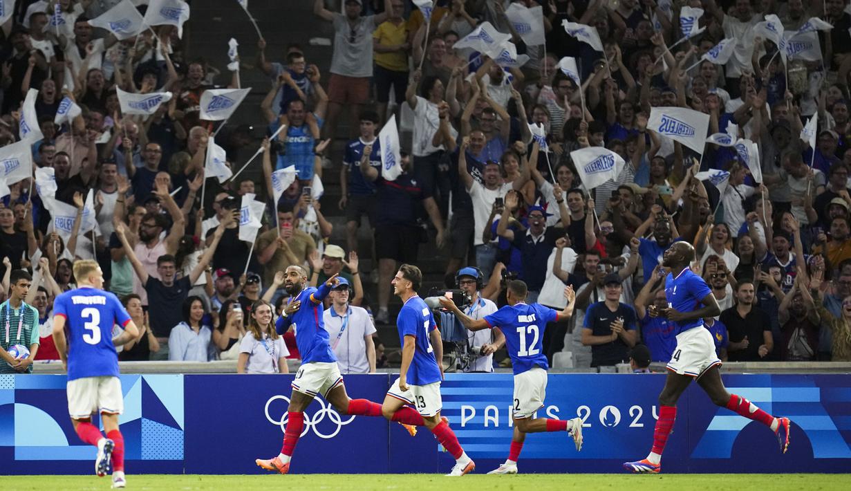 Gol pertama dicetak oleh Alexandre Lacazette pada menit ke-61, diikuti oleh gol Michael Olise di menit ke-69, dan disusul oleh gol Loic Bade pada menit ke-85. (AP Photo/Daniel Cole)