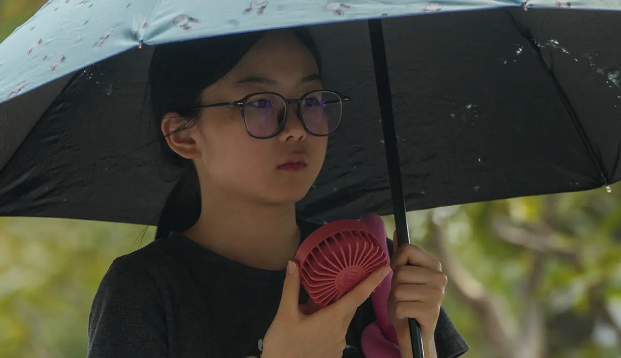 <p>Pada 22 Juni 2023, suhu maksimum di kota berpenduduk hampir 22 juta orang itu menembus 41 derajat celsius dan memecahkan rekor hari terpanas di bulan Juni. (AP Photo/Andy Wong)</p>