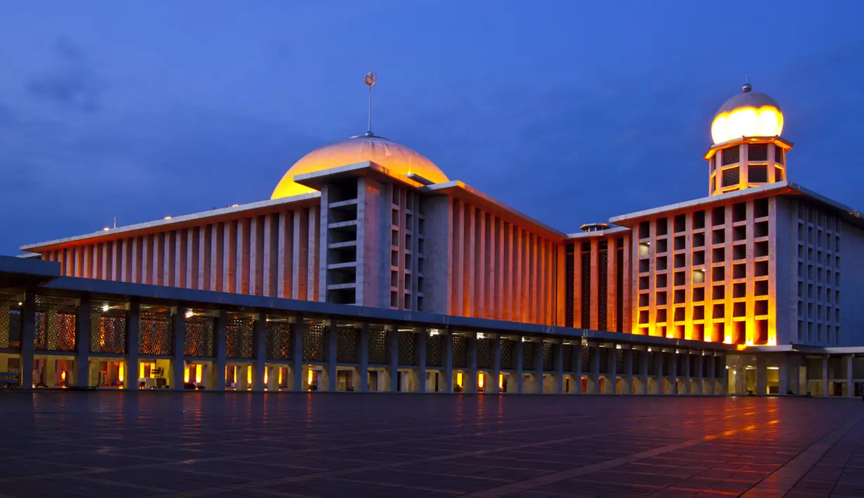 Masjid Istiqlal adalah masjid terbesar di Asia Tenggara didirikan pada tahun 1970-an,terletak di Jakarta. Masjid ini diprakarsai oleh Presiden Republik Indonesia pertama, Ir. Sukarno. Masjid ini mampu menampung orang hingga 200.000 jamaah. (Istimewa)