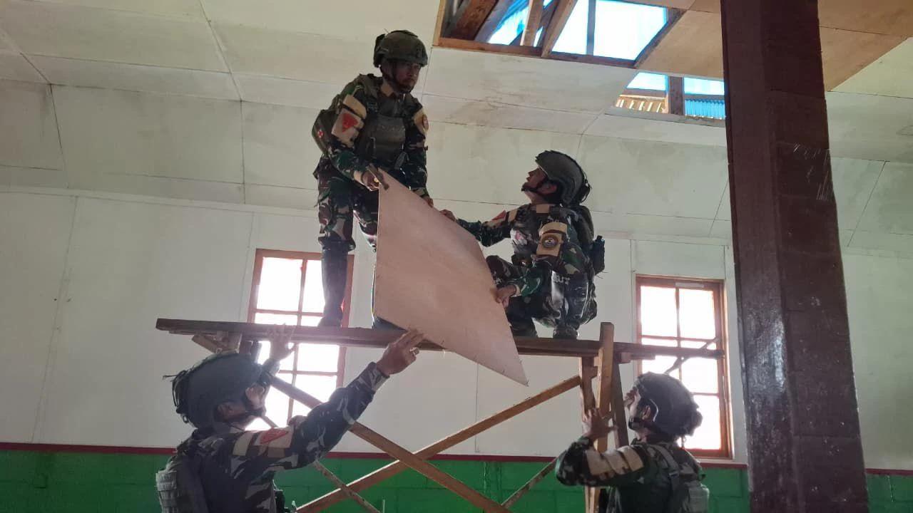 Sambut Perayaan Natal 2025, Prajurit Marinir TNI AL Gelar Karya Bakti Renovasi Gereja di Papua Tengah