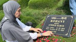 Melahirkan anak ketiganya pada Juli 2022, momen persalinan anak ketiganya tentunya terasa berbeda karena tidak didampingi ibunda. Satu tahun bergulir, kesedihan masih terlihat di wajah sahabat Natasha Rizky ini saat duduk di samping pusara ibunda sembari memegang batu nisan. (Liputan6.com/IG/@dianayulestari)