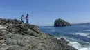 Tiket masuk ke Lembah Watu Pawon sudah terintegrasi dengan Pantai Kuyon. Hanya dengan Rp5.000 per orang, wisatawan bisa menikmati dua keindahan pantai sekaligus. Meski begitu, tarif tersebut belum termasuk biaya parkir kendaraan. (merdeka.com/Arie Basuki)