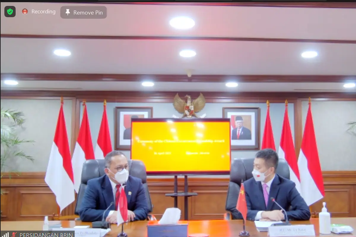 Dubes China Lu Kang (kanan) memberikan penghargaan Persahabatan kepada Kepala BRIN Laksana Tri Handoko yang diwakili pejabat Bappenas. Dok: Zoom Meeting