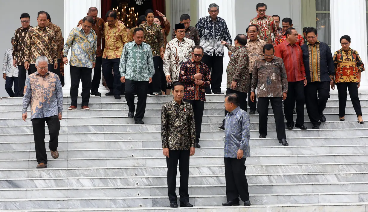 Presiden Joko Widodo dan Wapres Jusuf Kalla bersiap untuk foto bersama dengan sejumlah Menteri Kabinet Kerja Periode 2014-2019 saat acara perpisahan di Istana Negara, Jakarta, Jumat (18/10/2019). (Istimewa)