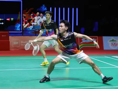 Pebulu tangkis ganda putra Indonesia, Nikolaus Joaquin/Raymond Indra berusaha mengembalikan kok ke pasangan Malaysia, Goh Sze Fei/Nur Izzuddin dalam laga final Indonesia Masters 2026 di Istora, Senayan, Jakarta, Minggu (25/01/2026). (Bola.com/Bagaskara Lazuardi)