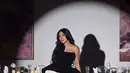 Tak hanya tamu-tamu yang totalitas, ibu dua anak itu juga tampil maksimal mengenakan 3 gaun berbeda. [@rachelvennya].