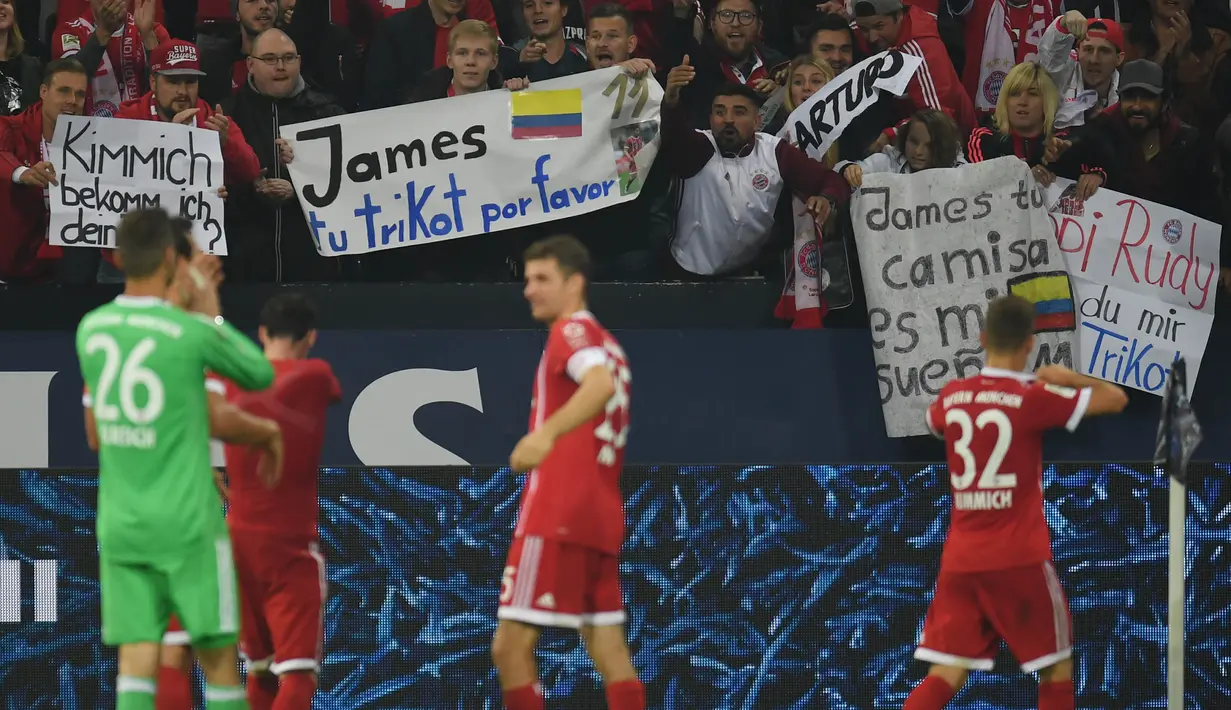 Para pemain Bayern Munchen menyapa suporter usai laga melawan Schalke pada laga Bundesliga, di Stadion Veltins, Selasa (20/9/2017). Bayern Munchen menang 3-0 atas Schalke. (AFP/Patrik Stollarz)