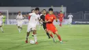 <p>Striker Timnas Indonesia U-20, Arkhan Kaka (kiri) berebut bola dengan bek Timnas China U-20, Peng Xiao pada laga kedua uji coba internasional di Stadion Madya Gelora Bung Karno, Senayan, Jakarta, Senin (25/3/2024). (Bola.com/Abdul Aziz)</p>