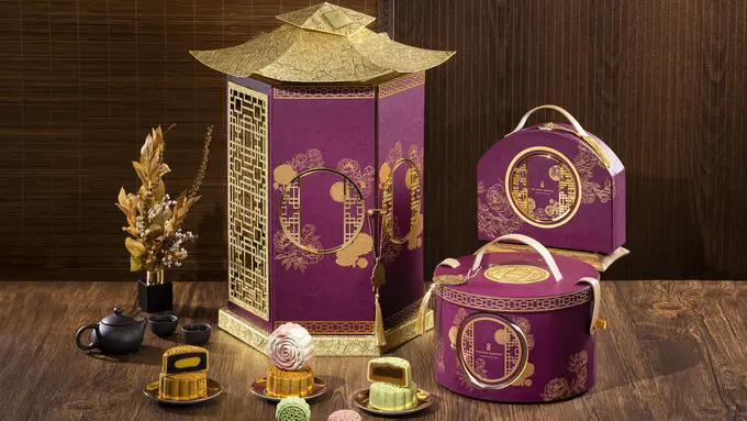 Kue bulan dibuat dengan menggabungkan resep tradisional dan modern.