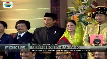 Para pejabat yang biasanya serius tampak gembira saat foto bersama di acara resepsi pernikahan Kahiyang-Bobby di Medan.