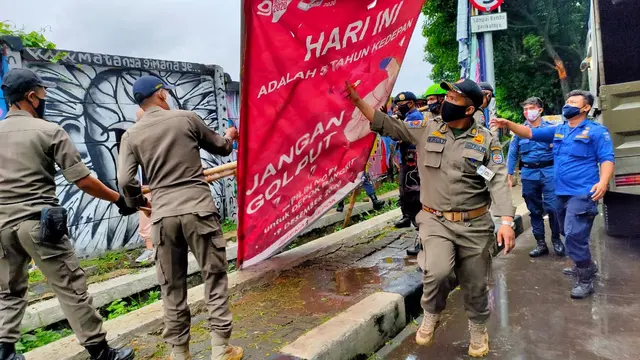 Satpol PP Tertibkan APK di Masa Tenang Pilkada Kota Depok