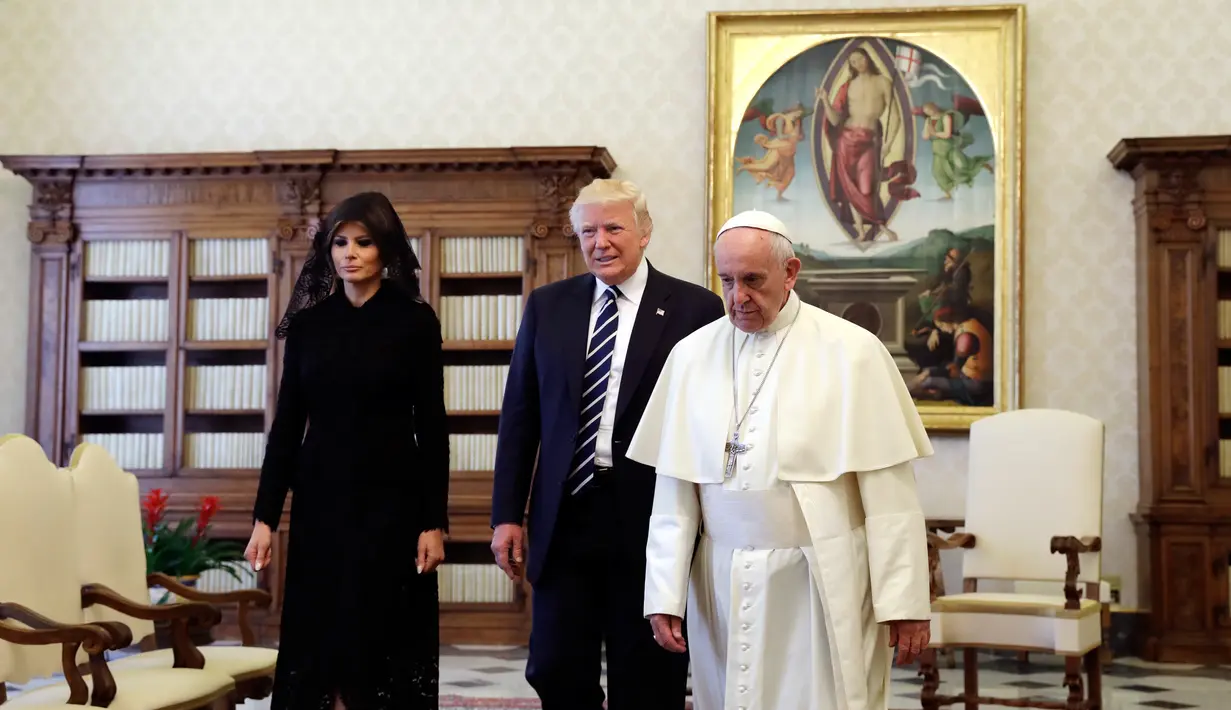 Presiden AS,  Donald Trump didampingi Ibu Negara, Melania Trump melakukan pertemuan dengan Paus Fransiskus, Rabu (24/5). Dalam pertemuan tersebut, Melania Trump mengenakan kerudung renda warna hitam di kepalanya. (AP Photo/Evan Vucci, Pool)