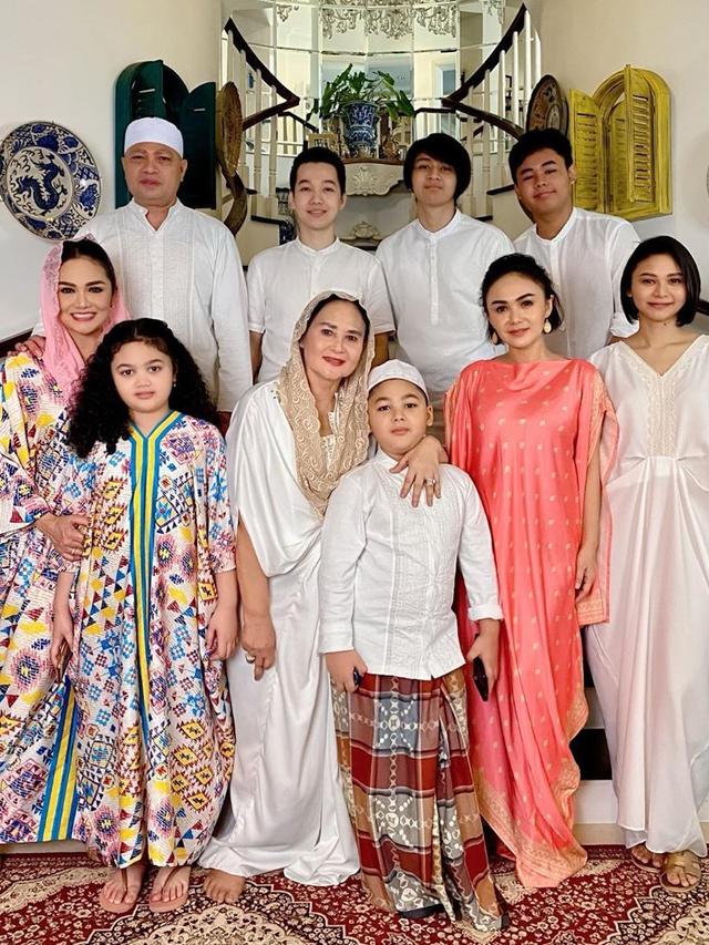 6 Potret Krisdayanti Pakai Mukena dan Kerudung  Nyaris 
