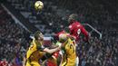 Pemain Manchester United, Romelu Lukaku mencoba menyundul bola dari jangkauan para pemain Brighton pada lanjutan Premier League di Old Trafford, Manchester,(25/11/2017). Manchester United menang tipis 1-0. (Martin Rickett/PA via AP)