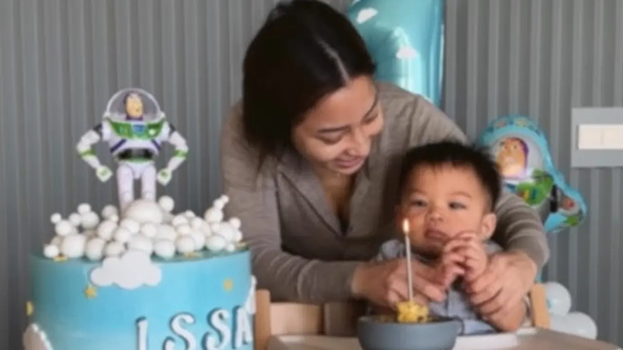 Nikita Willy rayakan ulang tahun baby Izz. Bikin kue sendiri untuk sang putra. (Foto: Instagram nikitawillyofficial94)