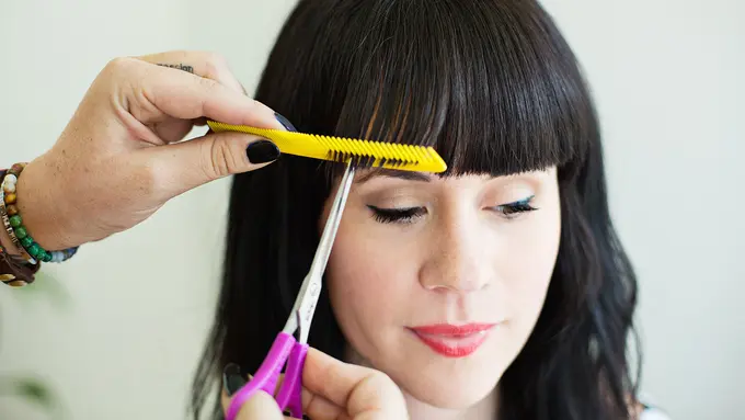 Bukan Cuma Nutupin Jenong, Ini Alasan Kamu Harus Coba Pakai Poni