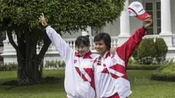 Para atlet foto-foto usai menghadiri pelepasan kontingen di Istana Negara, Jakarta, Senin (7/8/2017). Para atlet Indonesia akan mengikuti SEA Games 2017 Malaysia pada 19-30 Agustus. (Bola.com/Vitalis Yogi Trisna)