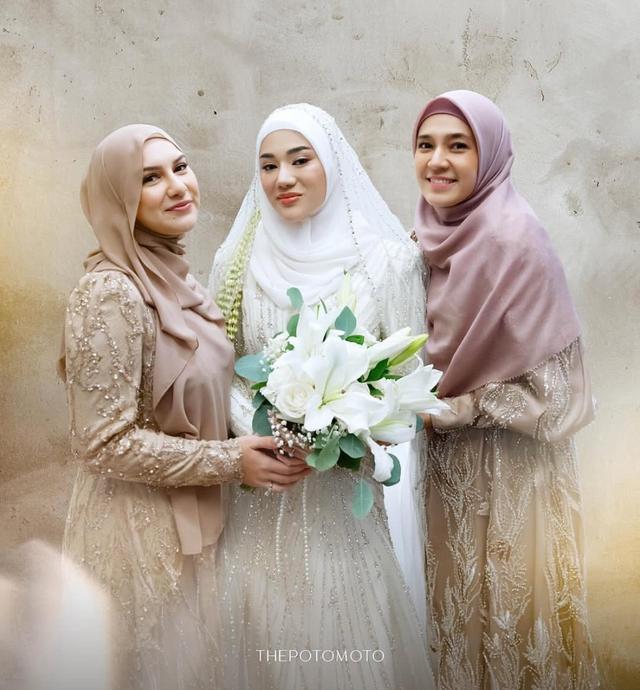 1. Irish Bella dan Dhini Aminarti tidak hanya datang sebagai tamu, melainkan berperan sebagai bridesmaid mendampingi Clara Shinta di hari bahagianya.
