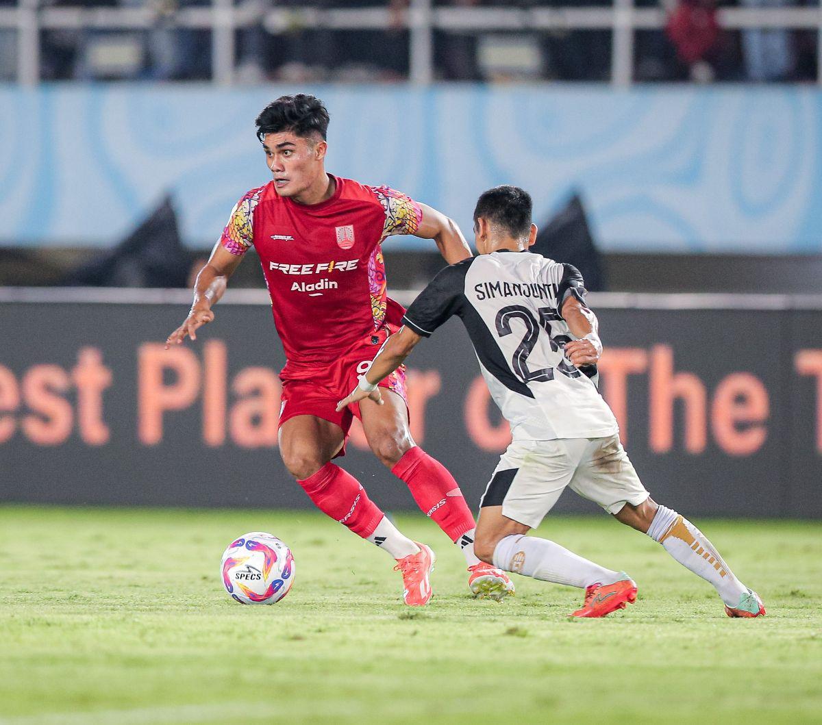 Persis Solo berhasil mengunci peringkat ketiga Piala Presiden 2024 setelah menumbangkan Persija Jakarta. Dalam duel yang berlangsung di Stadion Manahan, Solo, pada Sabtu (3/8/2024) malam WIB, Persis mengandaskan Persija dengan skor tipis 1-0.&nbsp;Foto: B