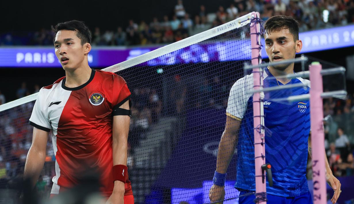 <p>Reaksi kecewa pebulutangkis Indonesia, Jonatan Christie setelah gagal mengantisipasi bola adangan di depan net wakil India, Lakshya Sen pada laga terakhir Grup L nomor tunggal putra cabor bulutangkis Olimpiade Paris 2024 di Porte de la Chapelle Arena, Paris, Rabu (31/7/2024). Jonatan Christie kalah straight-game 18-21, 12-21. (Dok. NOC Indonesia/Naif Muhammad Al'as)</p>