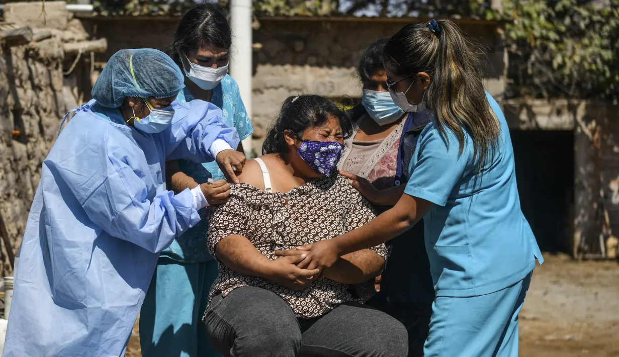 Petugas kesehatan menyuntikkan vaksin Covid-19 kepada warga di desa pedalaman di Arequipa, Peru (2/7/2021). Peru menggencarkan vaksinasi warga lanjut usia dengan vaksin Pfizer-BioNTech sebagai upaya untuk mengatasi pencegahan pandemi Covid-19. (AFP/Diego Ramos)