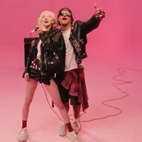 Melihat gaya kembar Bruno Mars dan Rose BLACKPINK rilis lagu APT (@roses_are_rosie)