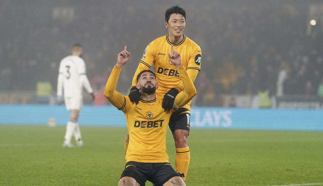 Pemain Wolves, Matheus Cunha melakukan selebrasi bersama Hwang Hee-chan setelah mencetak gol ke gawang Manchester United pada laga lanjutan Liga Inggris 2024/2025 yang berlangsung di Molineux Stadium, Wolverhampton, Inggris, Jumat (27/12/2024) WIB. (AP Photo/PA/David Davies)