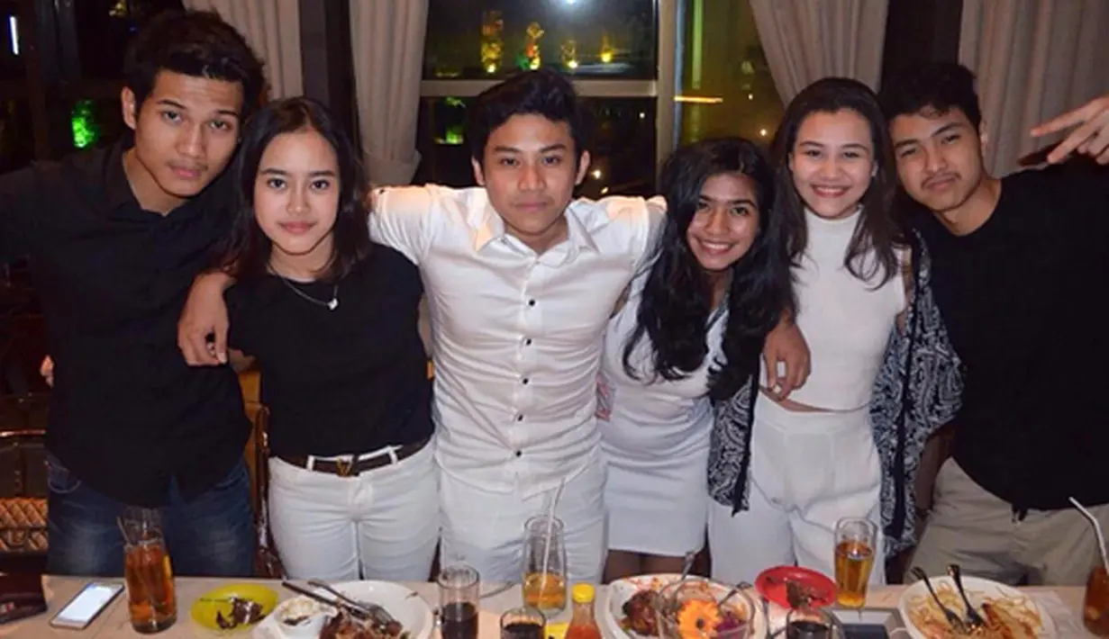 Keseruan dirasakan setelah makan bersama dengan teman-temannya. (Bintang.com/@aaliyah.massaid)
