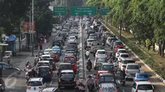 Kendaraan terjebak kemacetan di kawasan Tanjung Barat, Jakarta, (6/7). Banyaknya kendaraan pribadi menjadi penyebab kemacetan di sejumlah ruas jalan Ibu Kota, meskipun saat hari libur dan ditinggal mudik sebagian warganya. (Liputan6.com/Immanuel Antonius)