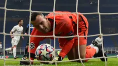 Kiper Inter Milan, Samir Handanovic memang mampu membawa timnya menjuarai Liga Italia musim 2020/2021. Perannya tak tergantikan untuk mengawal gawang Nerazzurri. Namun, dengan usia yang menginjak 36 tahun dan akrab dengan blunder, 5 kiper ini bisa menjadi opsi. (AFP/Miguel Medina)
