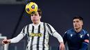 Striker Juventus, Federico Chiesa (kiri) menguasai bola dibayangi striker Lazio, Joaquin Correa dalam laga lanjutan Liga Italia 2020/21 di Allianz Stadium, Turin, Sabtu (6/3/2021). Juventus menang 3-1 atas Lazio. (AFP/Miguel Medina)