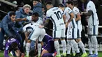 Sejumlah pemain Inter Milan dan Fiorentina tampak panik saat Insiden mengejutkan terjadi. Gelandang Fiorentina, Edoardo Bove, tiba-tiba kolaps di tengah pertandingan dan harus dilarikan ke rumah sakit. (AFP/Tiziani Fabi)