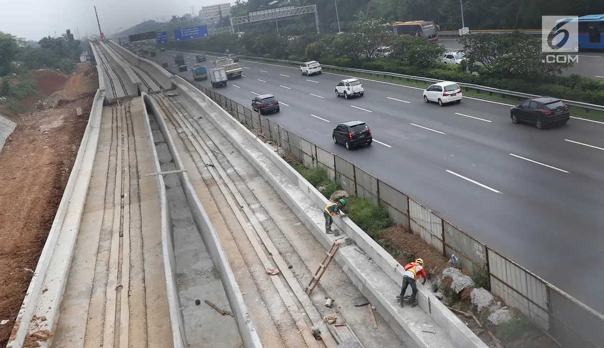 Pekerja menyelesaikan pembangunan proyek kereta ringan (Light Rail Transit/LRT) di kawasan Kampung Makassar, Jakarta, Rabu (19/7). (Liputan6.com/Immanuel Antonius)