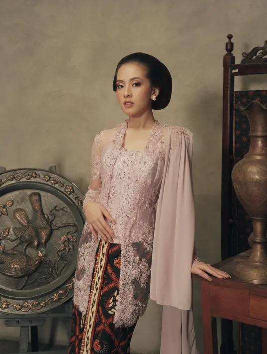 Zara Adhisty tampil manis kenakan kebaya kutubaru dan selendang pink di bahu. Tampilannya terlihat klasik dengan rambut sanggul tekuk [@zaradhsty]