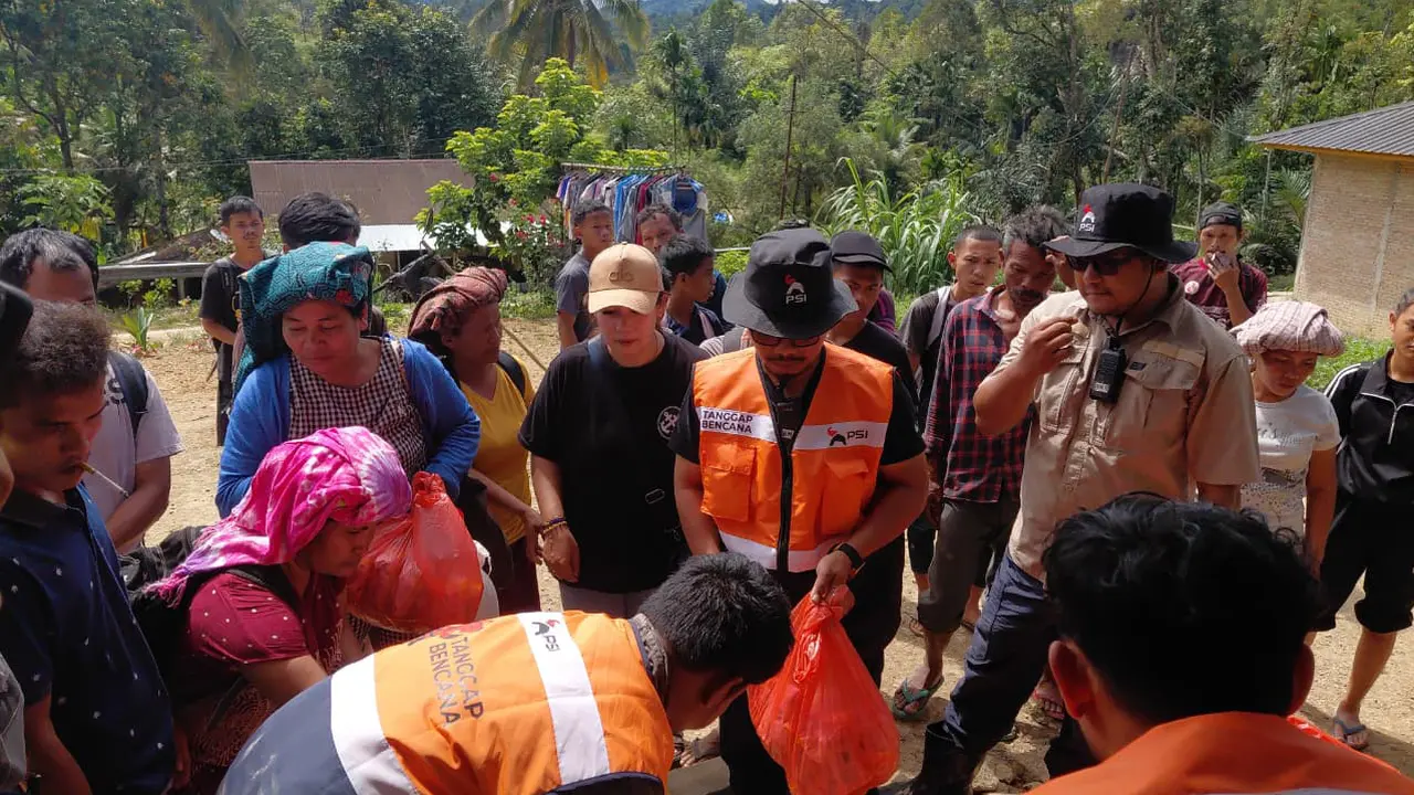 Partai Solidaritas Indonesia (PSI) menyalurkan bantuan untuk warga terdampak banjir bandang (Istimewa)