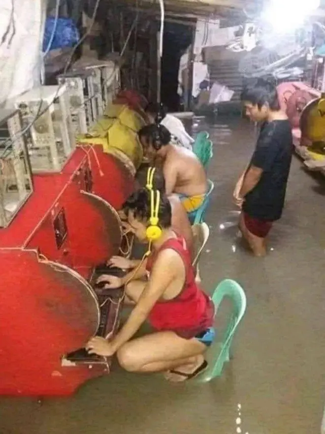 15 Aksi Kocak Orang Hadapi Musibah Banjir, Tetap Dibawa Santai
