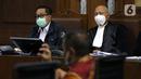 Terdakwa kasus dugaan suap penghapusan red notice atas nama Djoko S Tjandra, Brigjen (Pol) Prasetijo Utomo (kiri) saat menjalani sidang lanjutan di Pengadilan Tipikor Jakarta, Senin (7/12/2020). Sidang menyimak keterangan saksi-saksi. (Liputan6.comHelmi Fithriansyah)