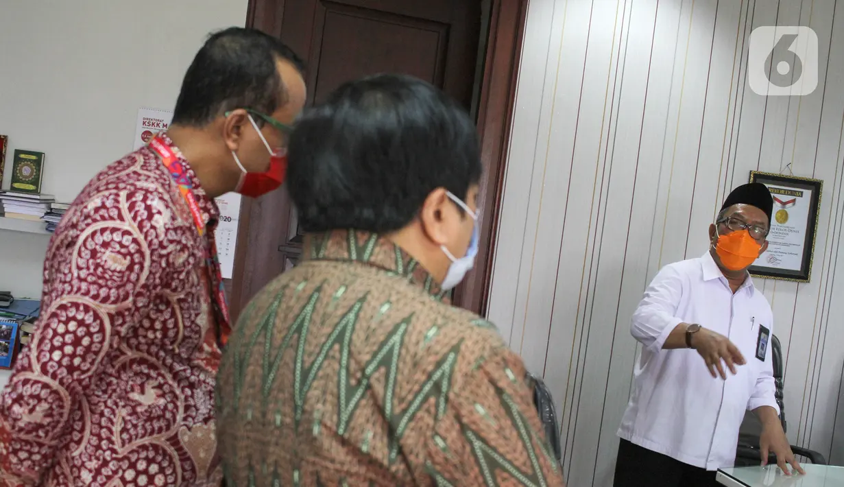 Direktur KSKK Madrasah Ditjen Pendis Kemenag Dr. A. Umar, M.A (kanan) saat berbincang dengan Presdir Smartfren Merza Fachys usai menandatangani nota kerjasama di Jakarta, Senin (21/9/2020). Smartfren memberikan kartu perdana gratis untuk Madrasah se-Indonesia di masa Pandemi. (Liputan6.com/HO/Agus)