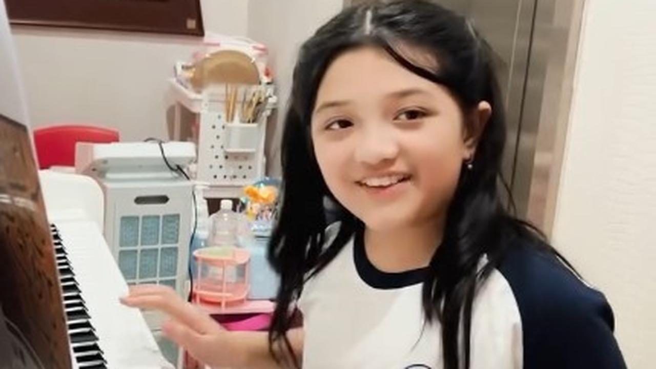 7 Potret Arsy Hermansyah Dapat Hadiah Piano Baru dari Anang dan Ashanty, Senangnya Luar Biasa