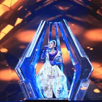 Selalu ada yang berbeda dari penampilan Syahrini. Begitu juga saat tampil dalam Konser Raya 22 Tahun Indosiar pada Rabu (11/1/2017) malam. Nuansa glamor dan mewah sangat melekat setiap aksinya di atas panggung. (Adrian Putra/Bintang.com)