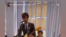 <p>Saat datang ke kondang bersama keluarganya, Kenzy tampak bernyanyi. Uniknya ia menyanyikan lagu rock saat di kondangan. [Foto: Instagram.com/jimbodrum]</p>