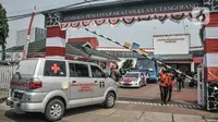 Sebuah ambulans memasuki Lapas Kelas I Tangerang, Rabu (8/9/2021). Pasca kebakaran yang melanda Lapas Tangerang, sejumlah keluarga korban mulai berdatangan ke posko crisis center untuk kepentingan identifikasi. (Liputan6.com/Iqbal S Nugroho)