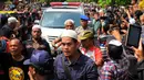 Mobil ambulan yang membawa jenazah Olga Syahputra tiba di rumah duka pukul 9.45 WIB, Jakarta, Sabrtu (28/3/2015). Ribuan orang memadati sepanjang jalan kediaman Olga Syahputra (Liputan6.com/Faisal R Syam)