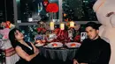 Fuji dan Thariq Halilintar tengah melakukan makan malam romantis di sebuah restoran. Keduanya tampil dengan gaya yang tak biasa. (Foto: Instagram/@fuji_an)