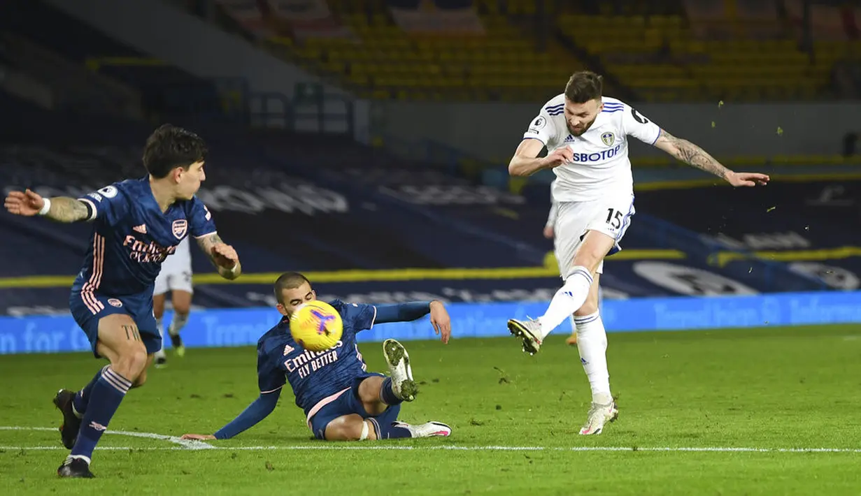 Pemain Leeds United Stuart Dallas menembak bola ke gawang Arsenal pada pertandingan Liga Premier Inggris di Stadion Elland Road, Leeds, Inggris, Minggu (22/11/2020). Pertandingan berakhir dengan skor 0-0. (Michael Regan/Pool Via AP)